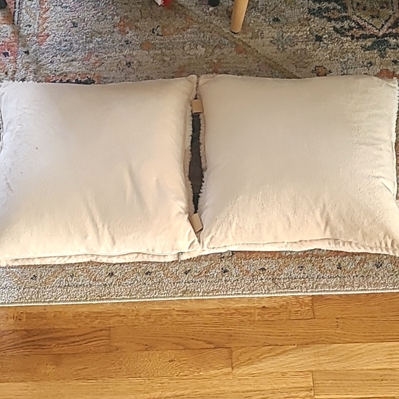 New Pair of UGG Manteo duck feather pillows - Picture 5 of 9